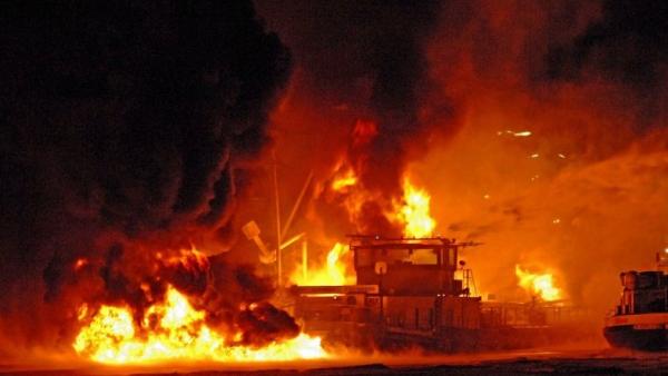 Заброшенное судно полыхало огнём на Турдеевской судоверфи под Архангельском