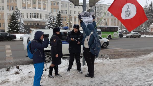 В Архангельске митингующий приковал себя к столбу напротив здания облправительства