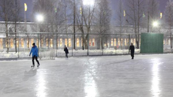 Бесплатная ледовая площадка открылась на стадионе «Труд» в Архангельске