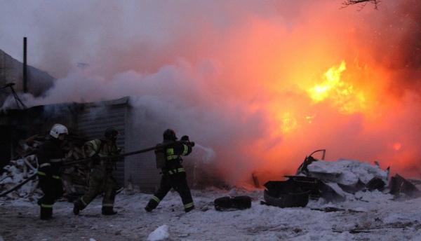 Площадь пожара в авторемонтной промзоне Архангельска составила полтысячи кв. метров