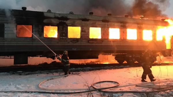 Пожар на железнодорожных путях в Архангельске уничтожил пассажирский вагон РЖД