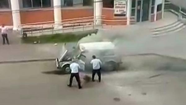 Бойцы Росгвардии помогли потушить загоревшийся автомобиль в центре Архангельска