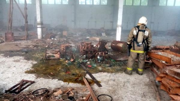 В заброшенном здании под Новодвинском произошел разлив хлорсодержащего вещества