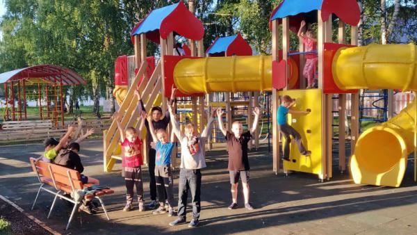 В Ленском районе открыли первую современную детскую площадку