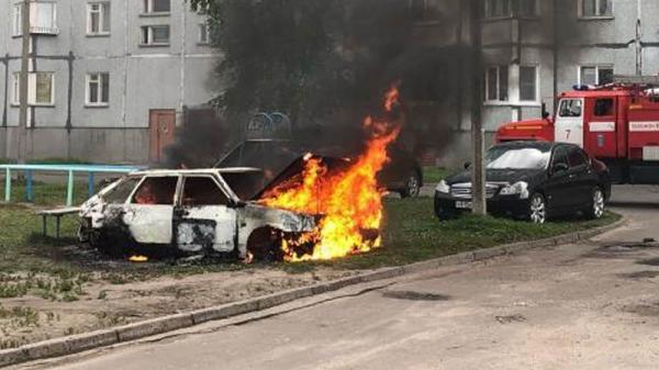 В Северодвинске сгорел брошенный хозяином во дворе автомобиль