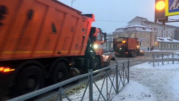 Уборкой Архангельска от последствий снегопада занимаются 60 единиц техники