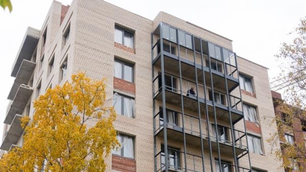 В ЖК Искра Парк ведется монтаж витражей балконов