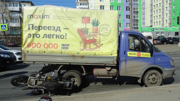 Пассажирка мотоцикла попала в больницу после ДТП с грузовиком в Архангельске