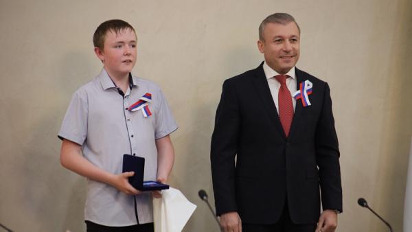 Двух школьников из Поморья наградили почетным знаком за спасение человека от гибели
