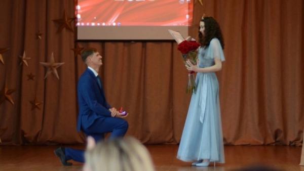 Настоящая романтика: в Мирном выпускницу позвали замуж во время вручения аттестатов