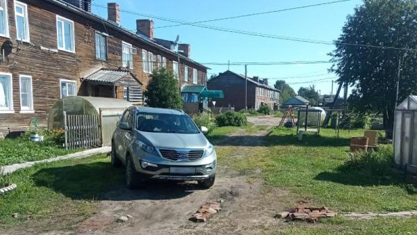 Пьяный водитель сбил двухлетнего ребенка во дворе дома в Карпогорах 