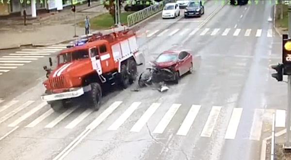 В центре Архангельска в пожарную машину на полном ходу въехала легковушка