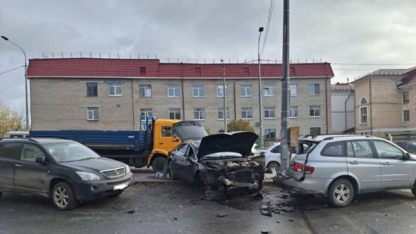 Водитель без прав устроил массовое ДТП у областной больницы в Архангельске