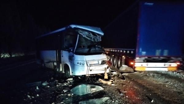 Под Архангельском столкнулись автобус и фура: оба водителя сильно пострадали