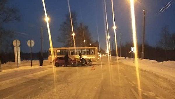 В Архангельске автобус со школьниками угодил в ДТП