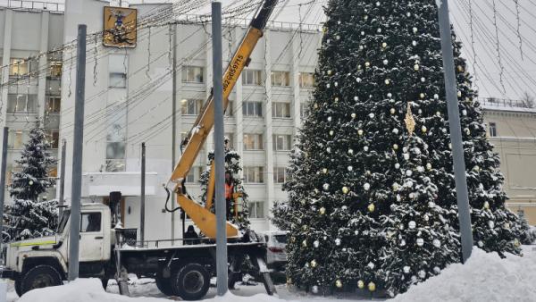 Главная городская елка Архангельска не простояла в целости и недели