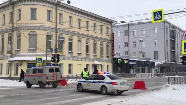 Центральный участок дороги в Архангельске превратился в каток из-за прорыва трубы