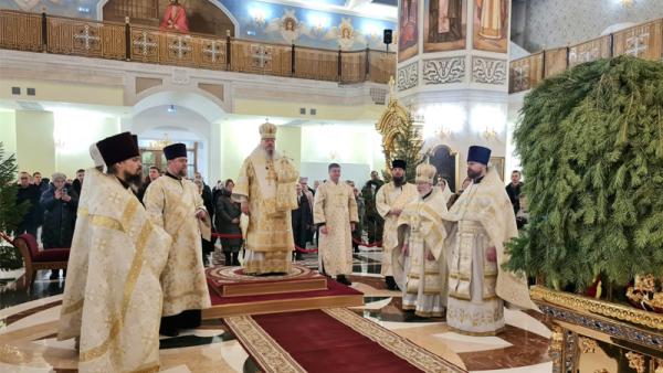 Сотни северян отметили Рождество в главном храме Архангельска