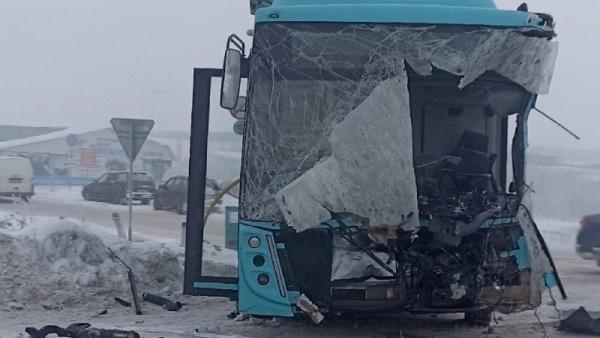 Автобус всмятку: в Архангельске произошло серьезное ДТП с участием маршрутки