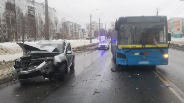 В Архангельске два человека угодили в больницу после ДТП с пассажирским автобусом