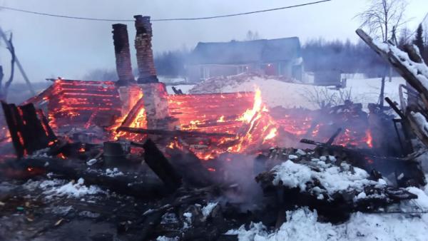 В НАО на пепелище деревянного дома нашли труп мужчины