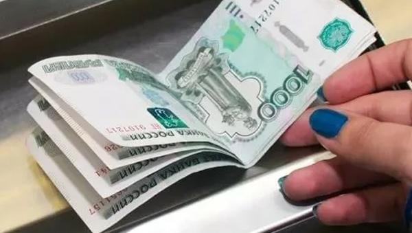 Глава Сбербанка: бурный рост зарплат в России не продлится больше года