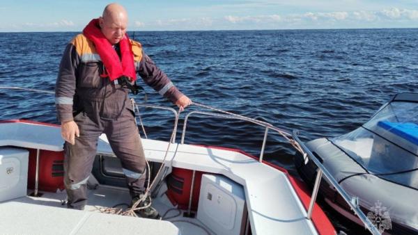 Северянин 18 часов дрейфовал в море: его спасли сотрудники МЧС