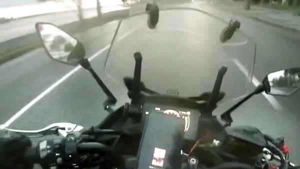 Протаранивший на скорости легковушку архангельский мотоциклист заснял ДТП на видео