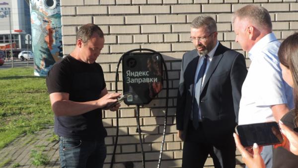 Архангельским чиновникам показали возможности Яндекс-станций для электромобилей