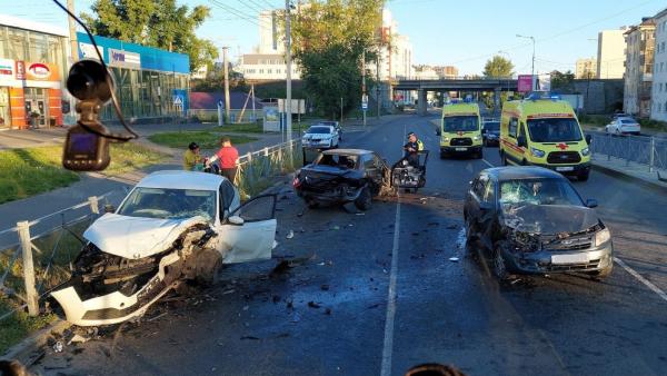 В Архангельске в ночной аварии с тремя автомобилями пострадали четыре человека