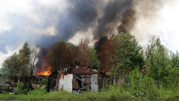 На юге Архангельской области произошел крупный пожар: горели гаражи