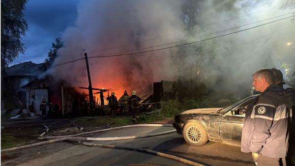 Серьезный пожар в Архангельске на улице Островского: горят гаражи