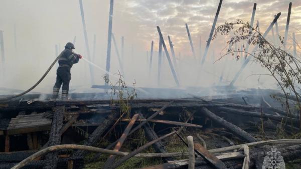 В Северодвинске произошел крупный пожар: горел склад со стройматериалами 