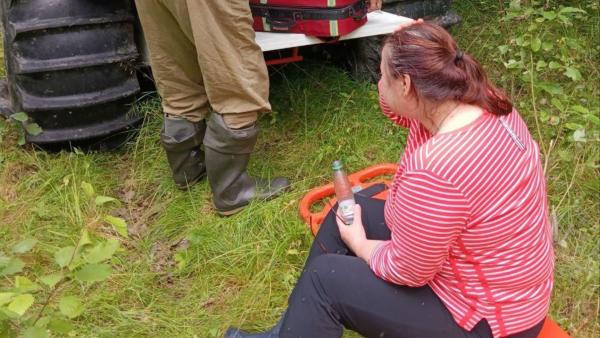 В Архангельской области женщине стало плохо в лесу: ее вывозили спасатели