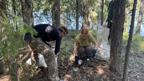 Московские студенты-добровольцы облагородили озеро в Архангельской области