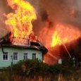 В Архангельской области пожар после короткого замыкания уничтожил дома и сараи