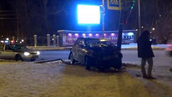 Водитель автомобиля архангельск. Авария Великие Луки Логан столб. ДТП С автобусом Архангельск. ДТП С Чайзером Архангельск Воскресенская Троицкий. Рено Логан авария столб зма.