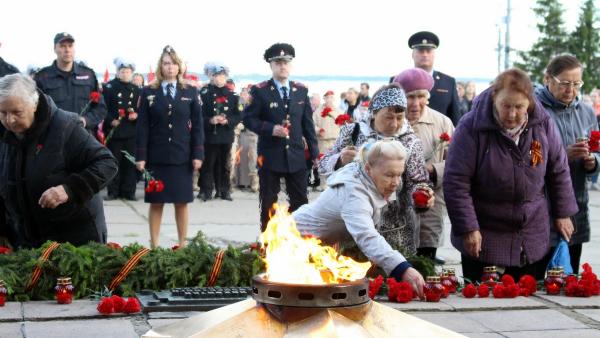 40 лет победы архангельск. 22 Июня Архангельск. Вечная память Архангельск. 22 Июня день памяти и скорби день возложение фото. Чиновники поминают на вечном огне фото.