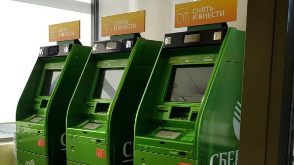 Банкам рекомендовано ограничить выдачу и прием наличных в банкоматах из-за COVID-19
