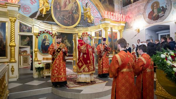 С метками на полу и в масках: как прошли пасхальные богослужения в Архангельске