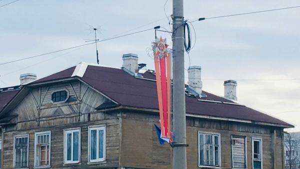 Хулиганы украли праздничные флаги со световых опор на окраине Архангельска 