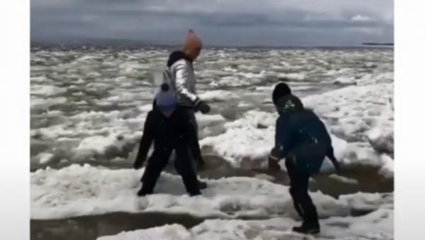 Прыгавшая с детьми по льдинам северодвинка навела переполох в Якутии