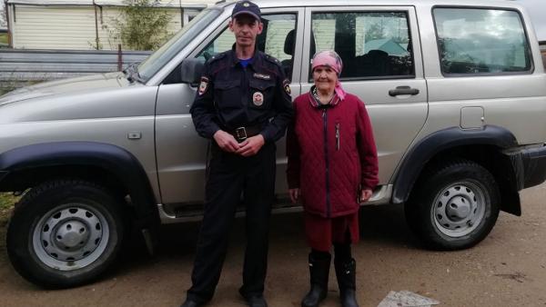 Полицейские помогли двум престарелым жительницам Поморья вернуться из леса