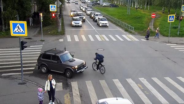 В Архангельске ищут велосипедиста, устроившего ДТП на перекрестке в центре города