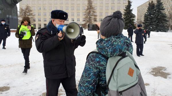 На очередную антивоенную акцию в Архангельске пришли несколько десятков человек