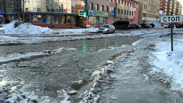 Автомобилисты штурмуют ледяные торосы на Никольском проспекте в Архангельске