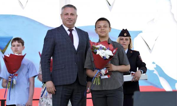 Юным 14-летним северодвинцам торжественно вручили паспорта в День России