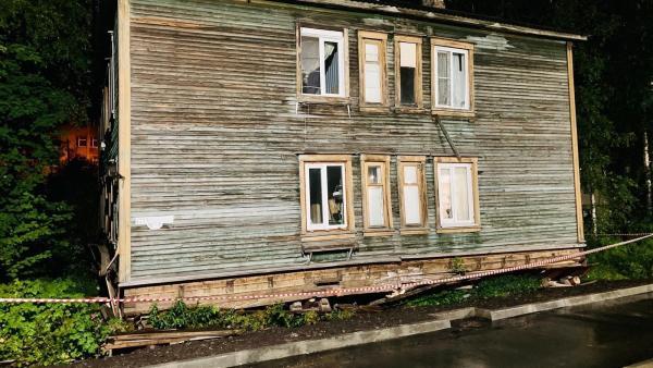 Жильцы сошедшего со свай дома в Архангельске не спешат покидать свои квартиры