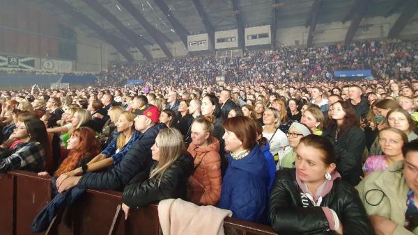 Тысячи архангелогородцев спели хиты «Руки вверх» вместе с Жуковым во Дворце спорта