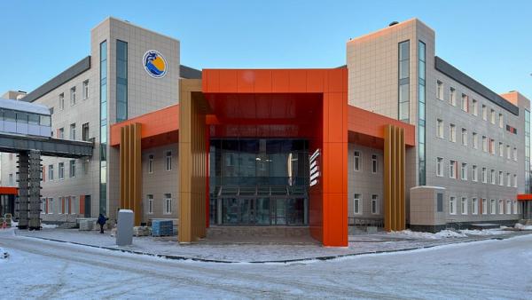 В новом корпусе детской больницы в Архангельске начался монтаж оборудования